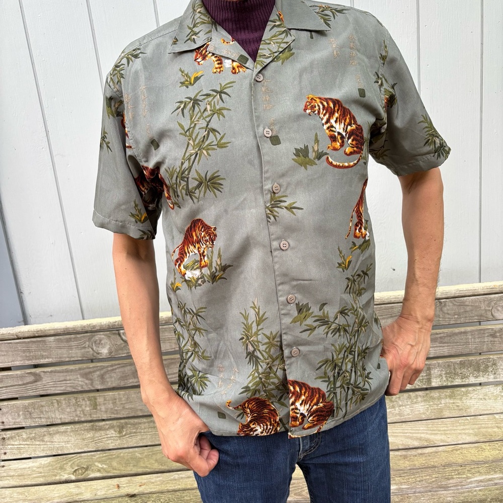 CLAUDIO NUCCI—Vintage Short-Sleeve Shirt—Mens Medium—TIGERS! Made in Russia!—VG+